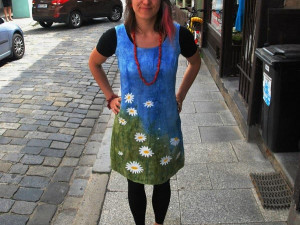 Šaty vám ušije na míru a pomaluje dle přání