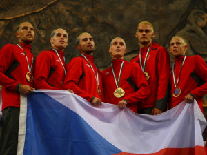 Jan Chaloupka získal s národním týmem světové zlato v disciplíně speciální přerážecí techniky