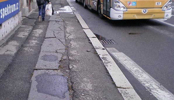 Chodník na Rudolfovské třídě u viaduktu