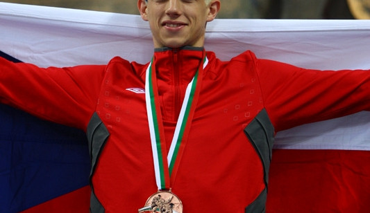 Jan Chaloupka se na stupních vítězů raduje z bronzové medaile