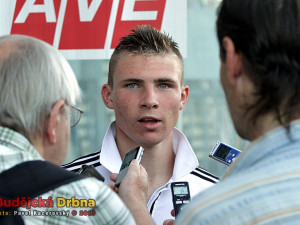 Dvougólový střelec Zdeněk Linhart v zajetí novinářů