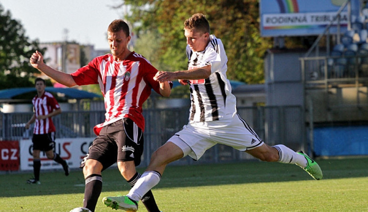 Zdeněk Linhart (vpravo) v souboji s Miroslavem Houžvičkou