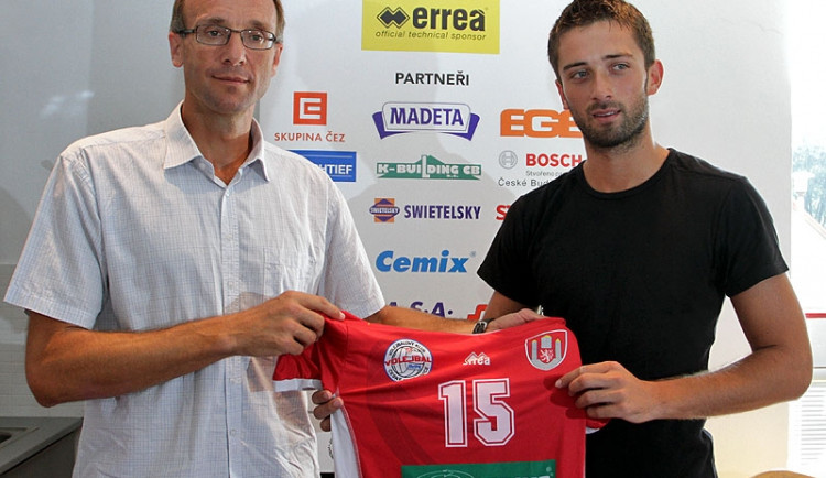 Nová posila Jihostroje Jan Kuliha s manažerem klubu Stanislavem Pochopem
