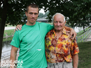 Michal Odvárko se Zdeňkem Frídem, účastníkem maratonu z Budějc do Prahy v 50. letech