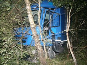 Iveco skončilo mimo silnici mezi vzrostlými stromy