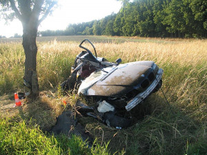 Zdemolované BMW po nehodě u Chvalešovic