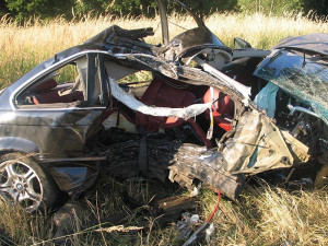 Zdemolované BMW po nehodě u Chvalešovic