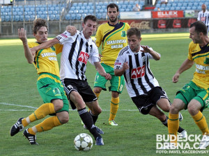 Rastislav Chmelo s Václavem Ježdíkem se derou přes sokolovskou obranu