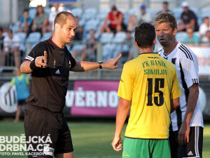 Střelec druhé branky hostů David Čada při rozmluvě s rozhodčím Petrem Mikelem a útočníkem Dynama Richardem Kalodem