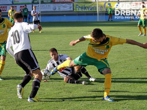 Václav Ježdík (na zemi) s Michalem Klesou se snaží obrat o míč Jakuba Dvořáka