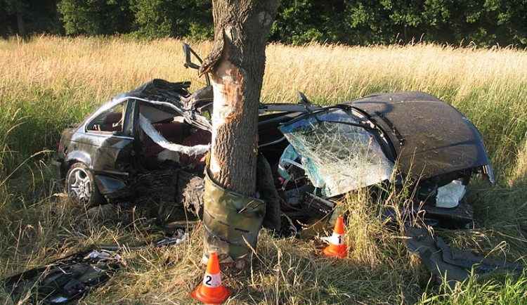Zdemolované BMW po nehodě u Chvalešovic