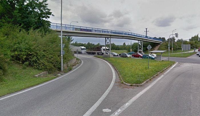 Lávka mezi cyklostezkou a sídlištěm Vltava