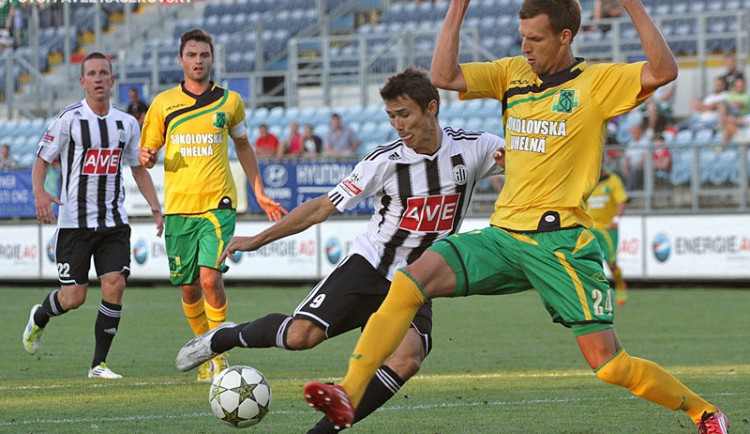 Sokolovský Libor Hruška blokuje střelu Azize Ibragimova