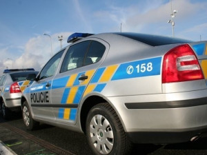 Po nárazu do auta skončili oba motorkáři v nemocnici