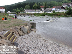 Muže, který bojuje v budějcké nemocnici o život, Vltava vyplavila o několik desítek metrů dál na kamenech