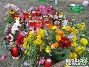 Vedle jezu vzniklo pietní místo