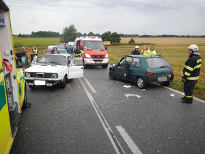 Srážka Škody 105 a Peugeotu 106 na silnici mezi Lišovem a Štěpánovicemi