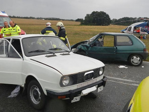 Srážka Škody 105 a Peugeotu 106 na silnici mezi Lišovem a Štěpánovicemi