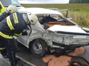 Srážka Škody 105 a Peugeotu 106 na silnici mezi Lišovem a Štěpánovicemi