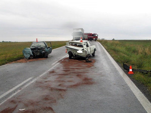 Srážka Škody 105 a Peugeotu 106 na silnici mezi Lišovem a Štěpánovicemi