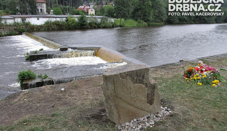 U loučovického jezu, kde v sobotu utonuli otec se synem, dnes postavil syn a bratr obětí pomník