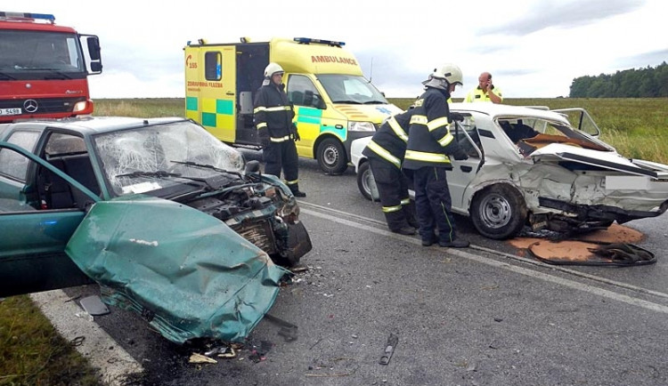 Srážka Škody 105 a Peugeotu 106 na silnici mezi Lišovem a Štěpánovicemi