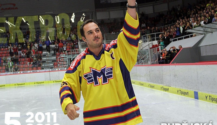 Dojatý Aleš Kotalík zdraví nadšené fanoušky v Budvar Aréně v dresu Motoru České Budějovice