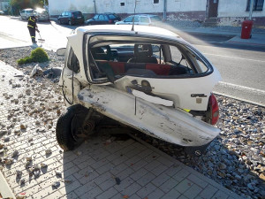 Volkswagen narazil ve Vrátě do zaparkovaného opelu