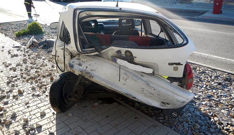 Do zaparkovaného Opelu Corsa narazil Volkswagen Passat