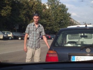 Znáte toho muže? Hledají ho jako svědka nehody