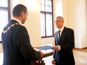 Předání ocenění z rukou primátora Juraje Thomy