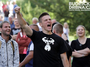 Demonstranti se dostali až do bloku mezi ulicemi Václava Volfa a Norberta Frýda