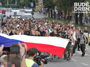 Pochod na několik minut zastavil provoz na Husově třídě