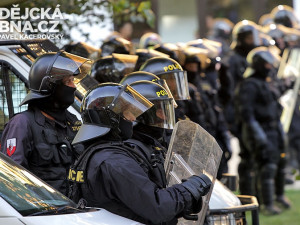 Pořádková služba policie mezi Volfovkou a N. Frýda