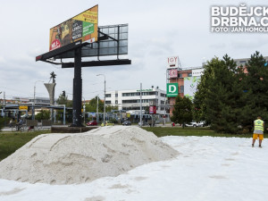 Příprava beachvolejbalových kurtů před IGY Centrem