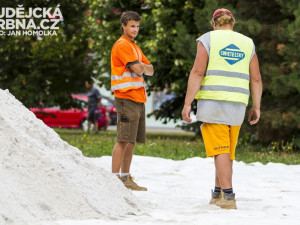 Příprava beachvolejbalových kurtů před IGY Centrem