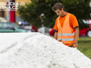 Příprava beachvolejbalových kurtů před IGY Centrem