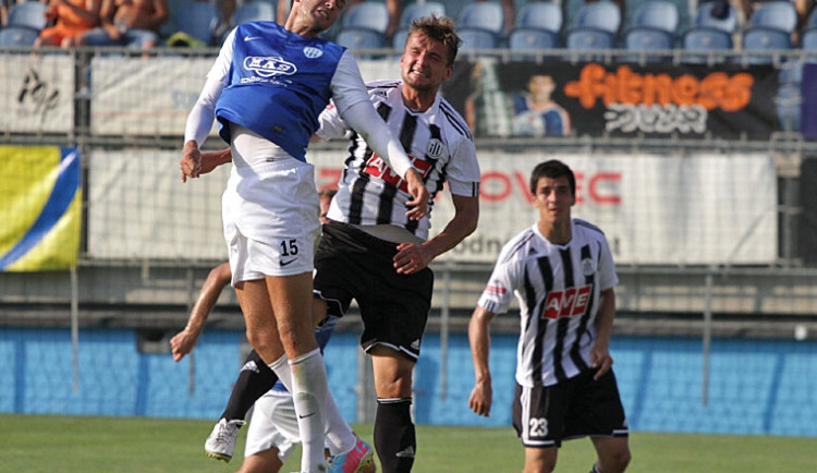 Penaltu proti Hradci Králové proměnil Filip Rýdel (vpravo při souboji s Preslem z Táborska)