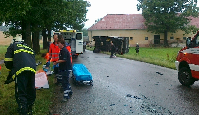 Přívěs kamionu, do kterého narazilo auto, usmrtil cyklistu