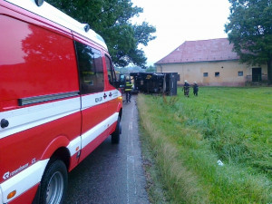 Návěs kamionu zůstal ležet v příkopu