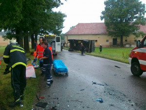 Přívěs kamionu, do kterého narazilo auto, usmrtil cyklistu