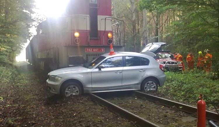 Vlak narazil u Vrábče do BMW, řidička je lehce zraněna