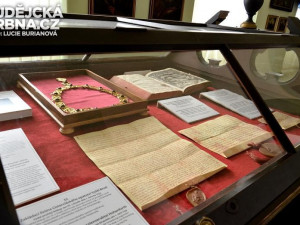Expozice je doplněna historickými dokumenty vývoje a života kláštera