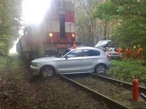 Vlak narazil u Vrábče do BMW, řidička je lehce zraněna