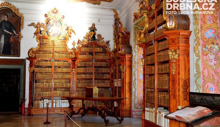 Prostor knihovny je impozantní