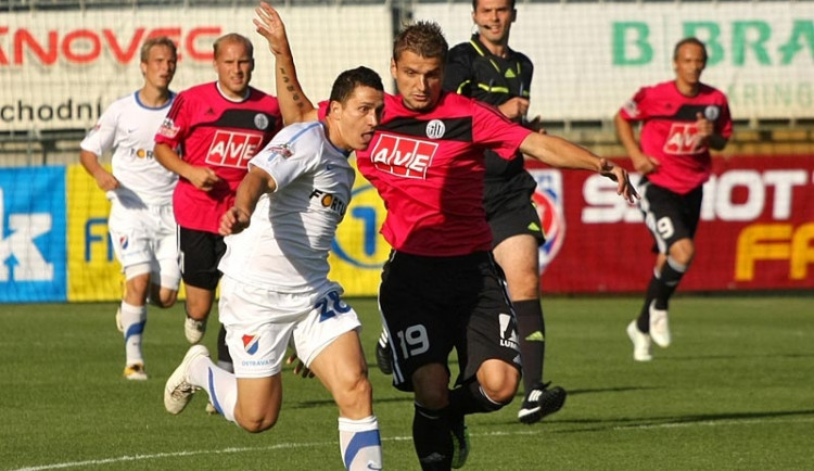 Záložník Dynama Filip Rýdel (vpravo) v souboji s Pavolem Poliačkem, který v roce 2011 hrál za Baník Ostrava