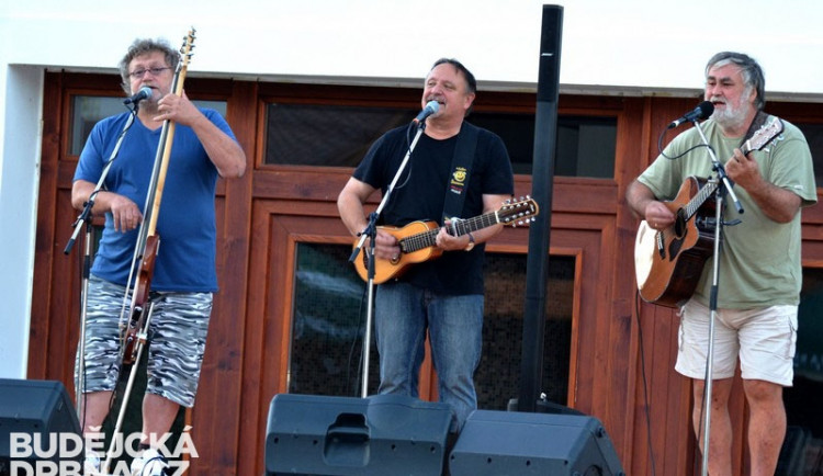 Koncert skupiny Hop Trop na pivovarském dvoře 1. českobudějovického minipivovaru Kněžínek