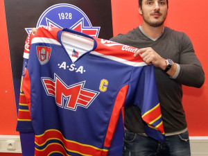 Aleš Kotalík s dresem, ve kterém Budějčáci nastoupí ve středu proti Havlíčkovu Brodu