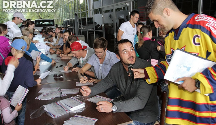 Aleš Kotalík u mikrofonu Milana Džuby při autogramiádě před startem sezony