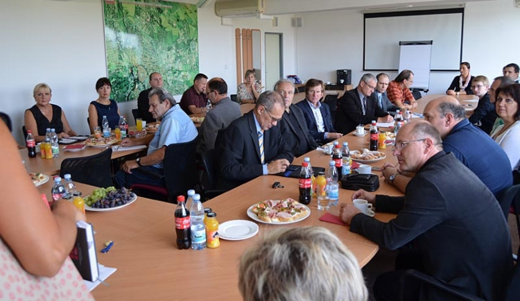 Ředitelé škol a zástupci firem se sešli u kulatého stolu